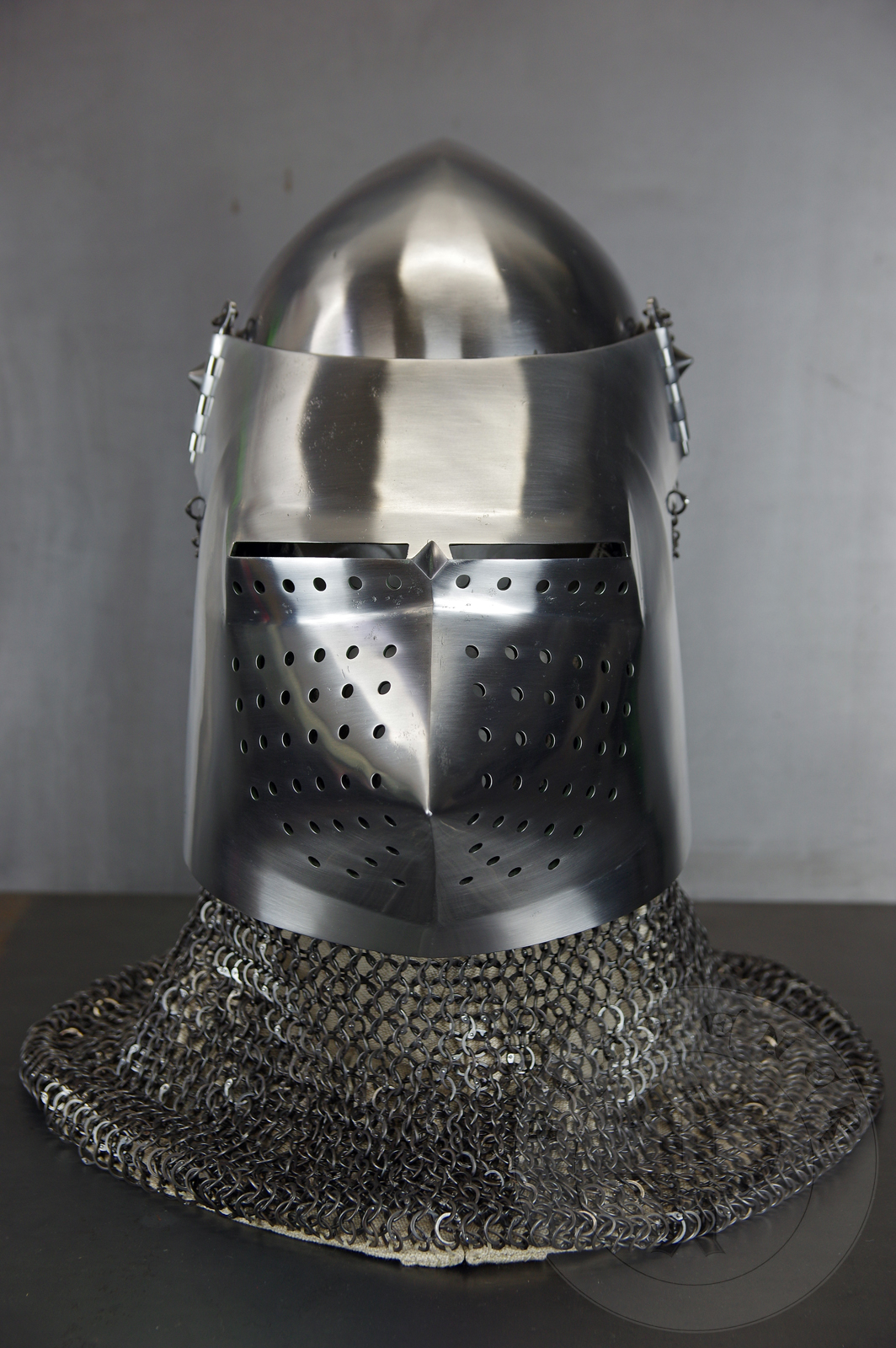 Visored bascinet based on example from Le Landeron in Switzerland, circa 1380-1400. Material: 2 mm steel with 0,3 % carbon. Heat treatment: hardened and tempered up to 34 HRC. Weight 4,090 kg / Przybica starszego typu tzw. psi pysk wzorowana na oryginale z Le Landeron w Szwajcarii, datowana na 1380-1400 rok. Materia: stal 2 mm o zawartoci wgla 0,3%. Hartowany i odpuszczany do 34 HRC. Waga 4,090 kg.